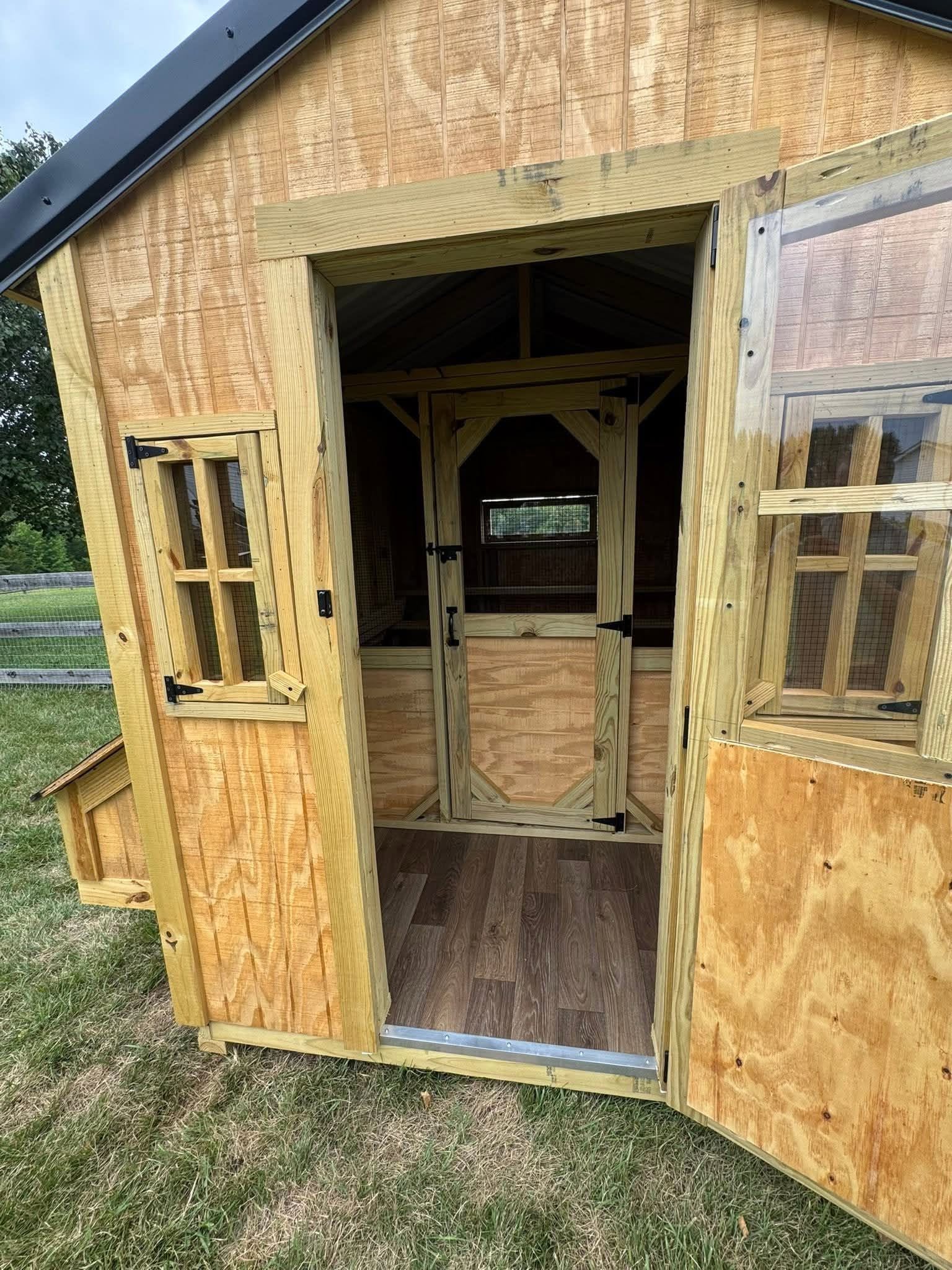 6x8 Large Chicken Coop with door